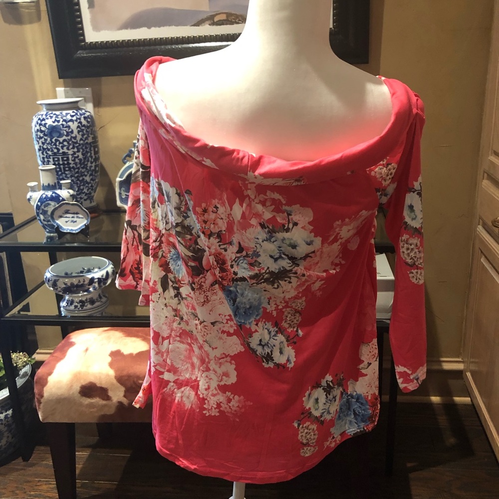 New with tags pink floral top in large - Picture 2 of 3